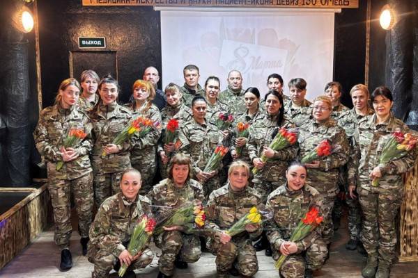 Туров поздравил военнослужащих женщин с 8 марта Туров поздравил военнослужащих женщин с 8 марта