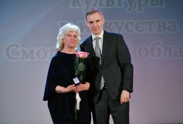 Преподаватель музыки из Рославля получила высокую награду