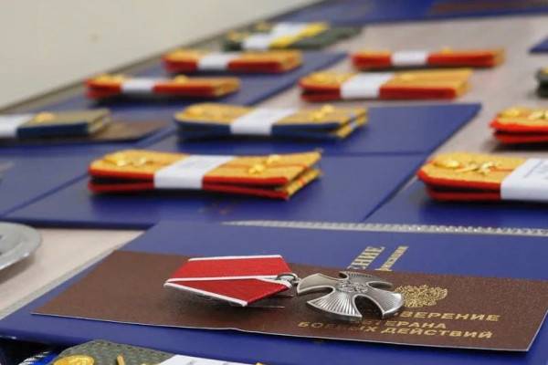 Участникам СВО вручили государственные награды и документы на жильё