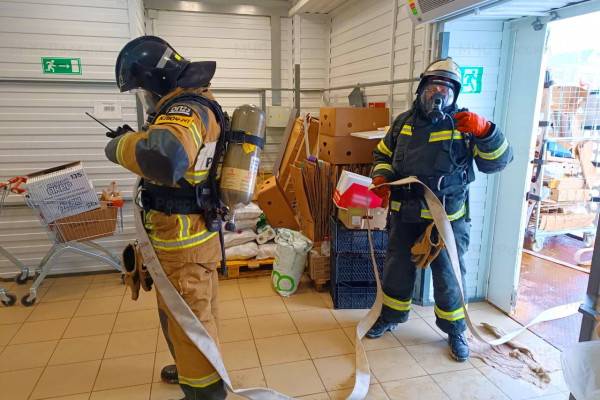 Смоленские спасатели ликвидировали условный пожар в магазине