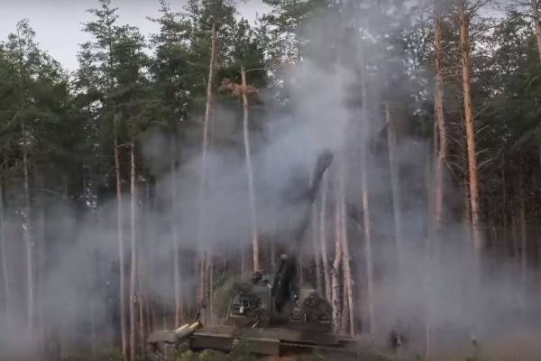 Артиллеристы ЦВО громят позиции противника в лесной местности