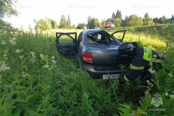 В регионе Смоленской области автомобиль LADA Granta сошел с трассы Р120