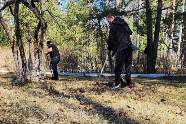 Заключенные помогают с благоустройством дома-интерната Заключенные помогают с благоустройством дома-интерната