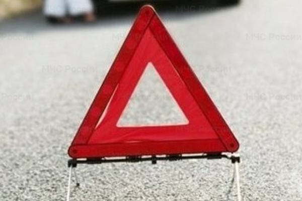 В Смоленской области на трассе М-1 большегруз наехал на ограждение