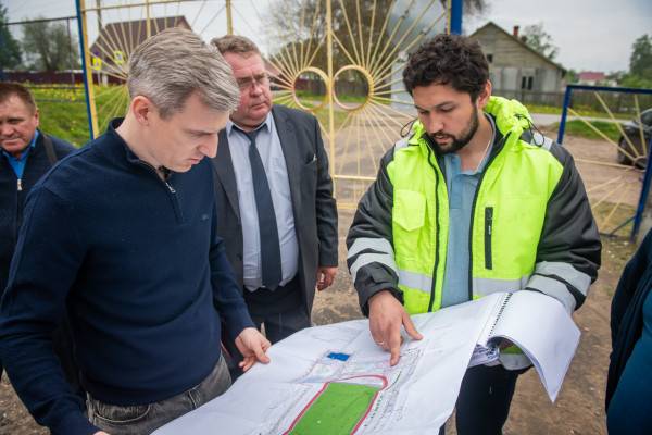 Василий Анохин поручил обновить футбольное поле на стадионе «Дружба» в Духовщине