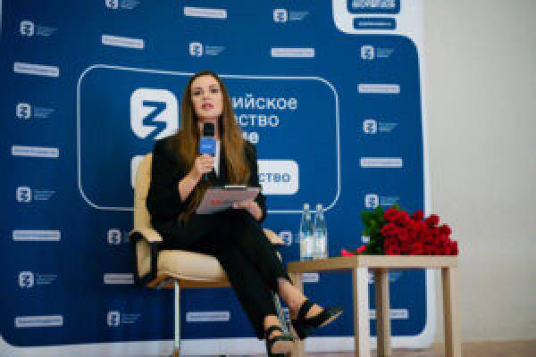 «Всегда работать над собой»: телеведущая Екатерина Андреева выступила на лекции Общества «Знания» в Смоленске