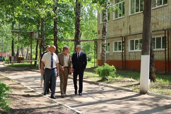 Проверка ремонта школы и обсуждение городских вопросов с активистами