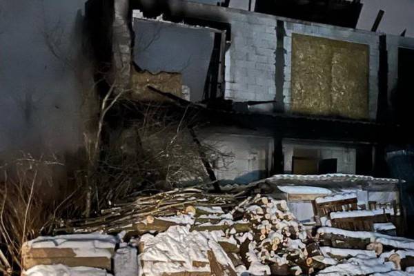 В Смоленском округе вспыхнули бесхозные строения В Смоленском округе вспыхнули бесхозные строения