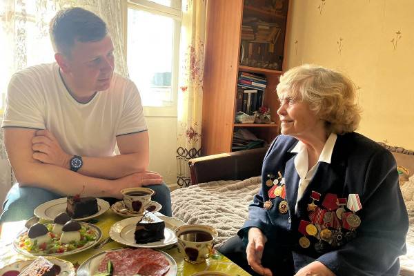 Сенатор Артём Малащенков оказал помощь смолянке, которая была малолетней узницей