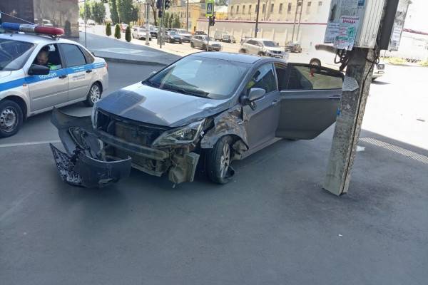 В городе Смоленске на проспекте Гагарина произошла авария с участием автомобилей LADA и Hyundai