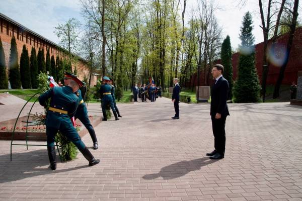 Посещение Смоленского авиационного завода и Сквера Памяти Героев губернатором Смоленской области Василием Анохиным и полномочным представителем президента РФ Игорем Щёголевым Посещение Смоленского авиационного завода и Сквера Памяти Героев губернатором Смоленской области Василием Анохиным и полномочным представителем президента РФ Игорем Щёголевым