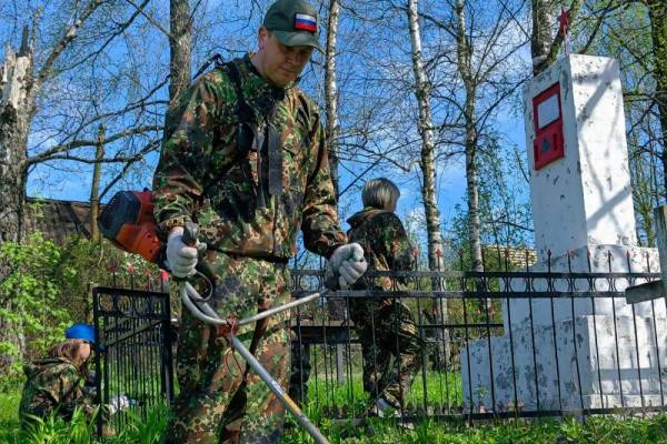 В Смоленском районе сенатор Артём Малащенков прибрался возле памятника красноармейцам