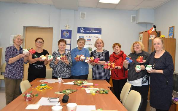 Рождественские традиции и творчество: как мастерицы создают подарки для солдат