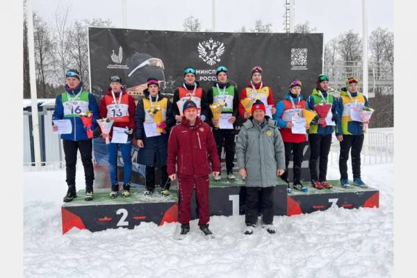 Владислав Ольховиков выиграл золото в эстафете по биатлоону