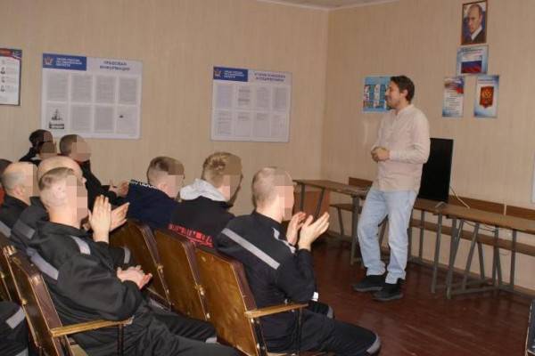 Актёр Смоленского камерного театра Павел Пирожков провёл творческое мероприятие в СИЗО № 1 Актёр Смоленского камерного театра Павел Пирожков провёл творческое мероприятие в СИЗО № 1