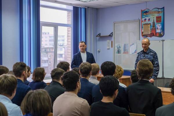В День Героев Отечества офицеры Росгвардии провели урок мужества в Смоленске В День Героев Отечества офицеры Росгвардии провели урок мужества в Смоленске