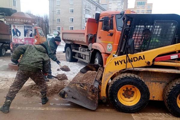 В Смоленске приступили к сбору песка, который остался после зимних работ по уборке