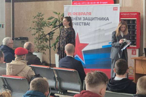 Смоленские транспортные полицейские провели Урок мужества на вокзале в честь Дня защитника Отечества, с участием школьников. После этого ребята отправились на экскурсию по маршруту Смоленск-Ельня-Смоленск, а полицейские напомнили им о правилах безопасности на железной дороге и провели беседу о предотвращении детского травматизма. Смоленские транспортные полицейские провели Урок мужества на вокзале в честь Дня защитника Отечества, с участием школьников. После этого ребята отправились на экскурсию по маршруту Смоленск-Ельня-Смоленск, а полицейские напомнили им о правилах безопасности на железной дороге и провели беседу о предотвращении детского травматизма.