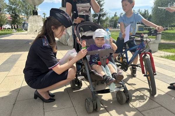 Сотрудники ГИБДД из Смоленска организовали акцию «Безопасный двор»