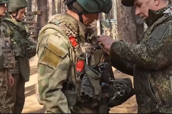 Замминистра обороны вручил госнаграды военнослужащим в передовом районе зоны СВО