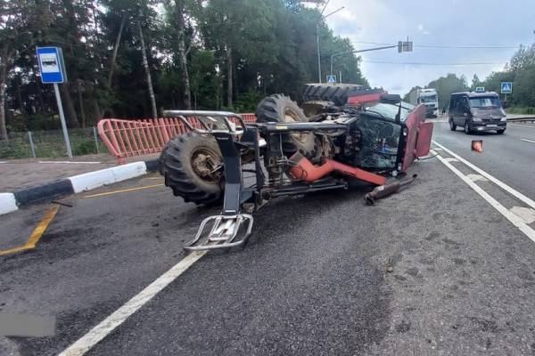 На трассе М-1 в Ярцевском районе произошло столкновение тягача и трактора