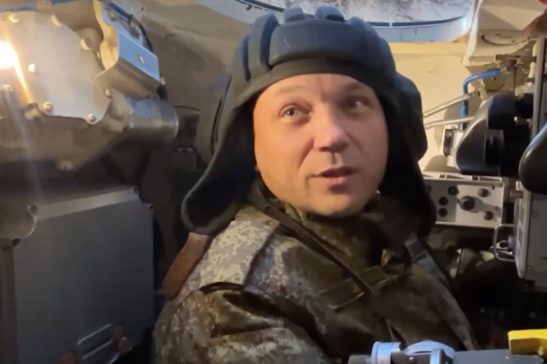 Боец с позывным «Винни-Пух» рассказал о выполнении боевой задачи в зоне СВО, а ещё о своей семье Боец с позывным «Винни-Пух» рассказал о выполнении боевой задачи в зоне СВО, а ещё о своей семье