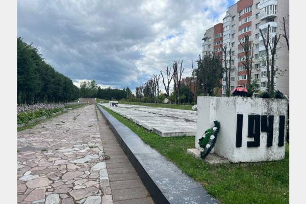 В Смоленске ремонтируют мемориальный комплекс на улице Нормандия-Неман