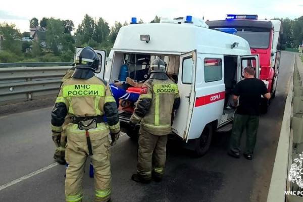 В городе Сафоново спасатели МЧС пришли на помощь женщине, упавшей с моста