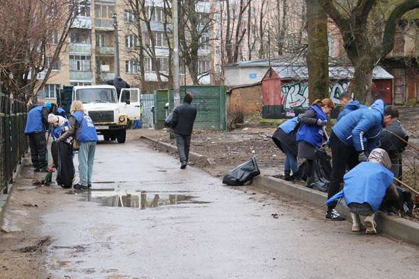 В рамках весеннего субботника в Ленинском районе Смоленска были проведены работы по уборке территории