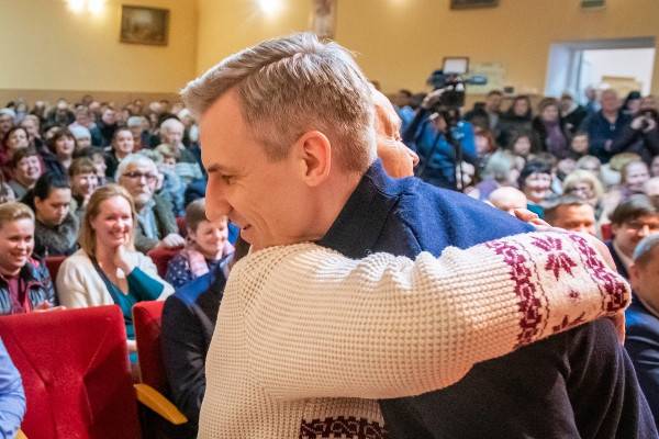 Василий Анохин провёл открытую встречу с жителями Холм-Жирковского района