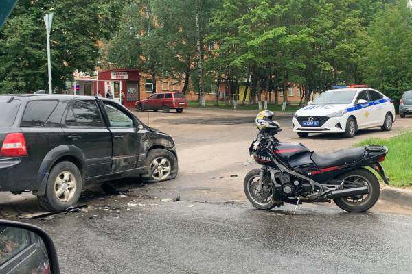 На проспекте Гагарина в Смоленске произошло столкновение между иномаркой и мотоциклистом