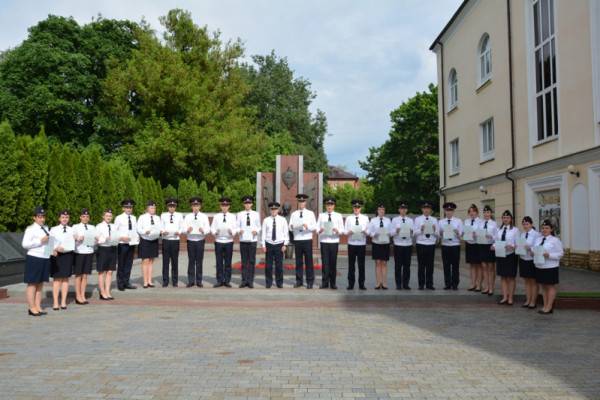 В Смоленске выпускники Центра профессиональной подготовки завершили обучение в качестве молодых полицейских