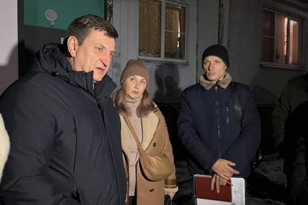 Игорь Ляхов помогает смолянам, проживающем в доме № 4 по улице Петра Алексеева Игорь Ляхов помогает смолянам, проживающем в доме № 4 по улице Петра Алексеева