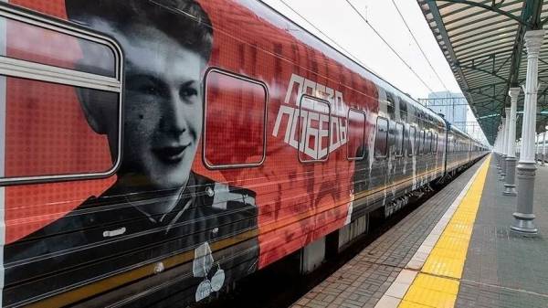 Экскурсия в прошлое: сотрудники налоговых органов погружаются в атмосферу военных лет на выставке Поезд Победы