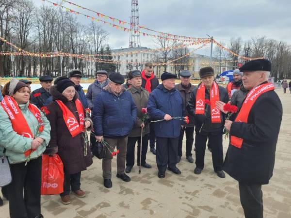 ОН ПОДНЯЛ МИР К ВЫСОТАМ СПРАВЕДЛИВОСТИ 21 января — день памяти Владимира Ильича Ленина ОН ПОДНЯЛ МИР К ВЫСОТАМ СПРАВЕДЛИВОСТИ 21 января — день памяти Владимира Ильича Ленина