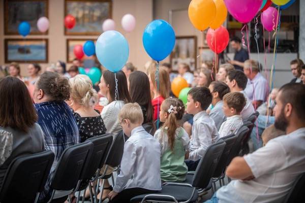  В Смоленской области 15 многодетных матерей наградили почетным знаком «Материнская слава»