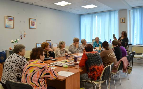 Творчество, доброта и забота: в Десногорске прошла встреча клуба «Мастерица»