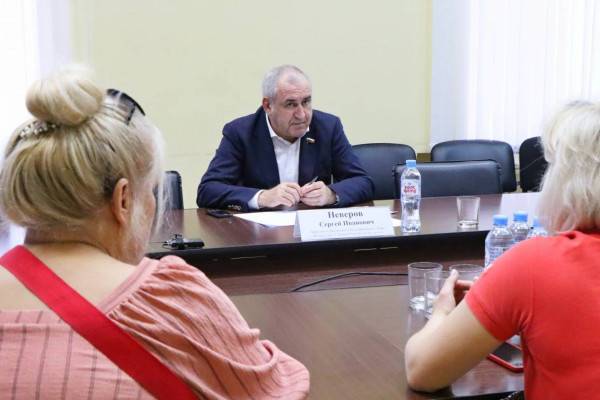 Сергей Неверов провёл приём граждан в Смоленске