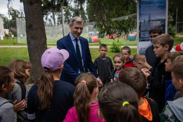 Василий Анохин проверил условия размещения детей из ДНР в оздоровительном лагере «Факел»