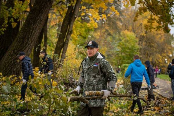 Василий Анохин вместе со смолянами убирал Реадовский парк 