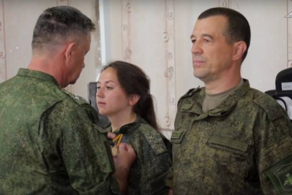 В зоне специальной операции наградили врачей в погонах