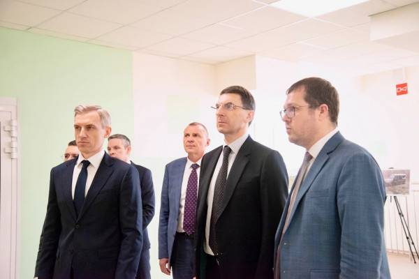 Визит губернатора и полпреда в школу на Уроке мужества и знакомство с фондом 