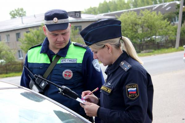 В Смоленске сотрудники ГИБДД и приставы ловят водителей-должников прямо в потоке машин