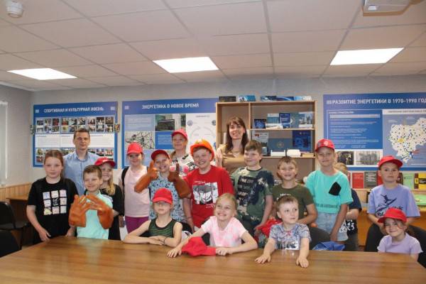 В гости к смоленским энергетикам пришли ребята с летней площадки «Красные кепки»