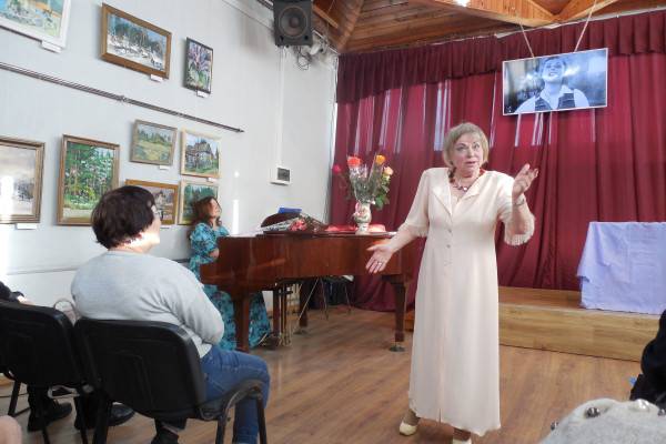 Учитель, поэт, певица