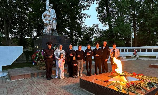 Полицейские из Рославля стали участниками акции «Свеча памяти»