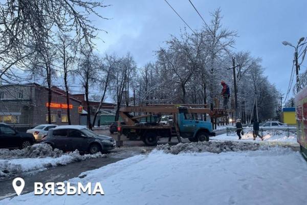 В Смоленской области энергетики продолжают круглосуточно восстанавливать электроснабжение 