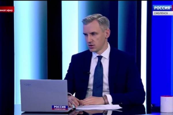 Василий Анохин проводит прямую линию с жителями Смоленской области