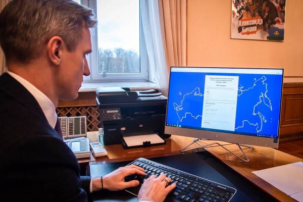 Василий Анохин прошел онлайн-тест на знание основ Конституции России