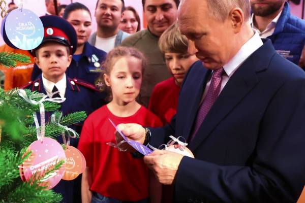 Владимир Путин открыл Всероссийскую акцию «Ёлка желаний» Владимир Путин открыл Всероссийскую акцию «Ёлка желаний»